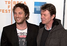Archivo:Duncan Jones and David Bowie at the premiere of Moon