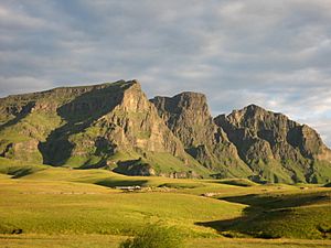 Archivo:Early Morning view from Sehlabathebe House - panoramio