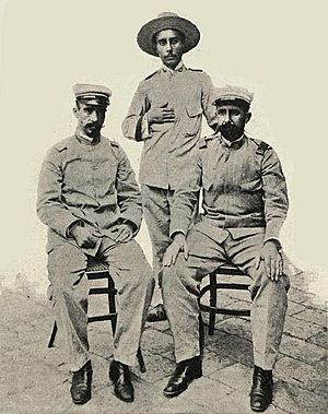Archivo:El médico Vigil de Quiñones, el segundo teniente Martín Cerezo y el asistente del teniente (septiembre de 1899, IRIS)