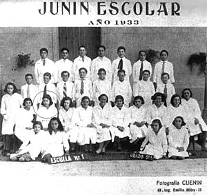 Archivo:Eva Perón - Foto escolar 5Grado - Junin 1933 (2) (señalada x mi)