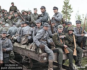 Archivo:Finnish soldiers and German Waffen-SS volunteers on a rail cart in Kiestinki, Karelia, 22 August 1941. (33062305288)