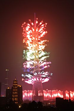 Archivo:Guangzhou Tower - 2010 Asian Games Opening Ceremony1