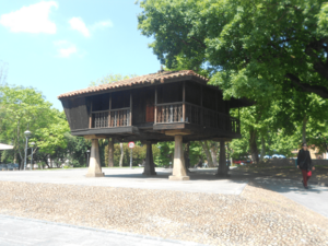 Archivo:Hórreo de la plaza cabayedo