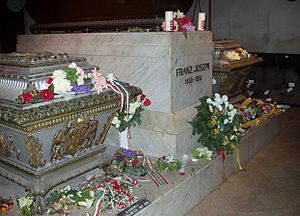 Archivo:Kaiser Franz Joseph tomb - Vienna