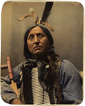 Archivo:Left Hand Bear, Oglala Sioux chief, by Heyn Photo, 1899
