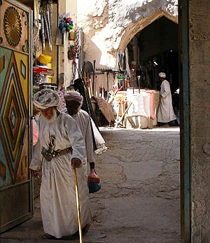 Archivo:Man in traditional Omani garb