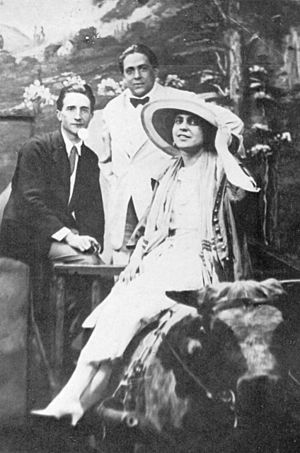 Archivo:Marcel Duchamp, Francis Picabia, and Beatrice Wood at the Broadway Photo Shop, NYC, 1917