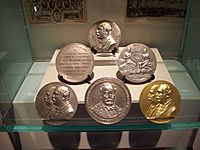 Archivo:Medallas Roque Saenz Peña