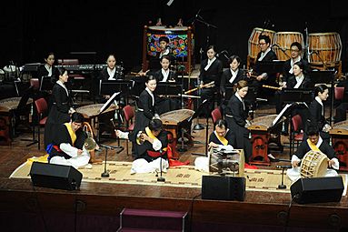 Archivo:Musicians give a samulnori performance in New Delhi in 2013