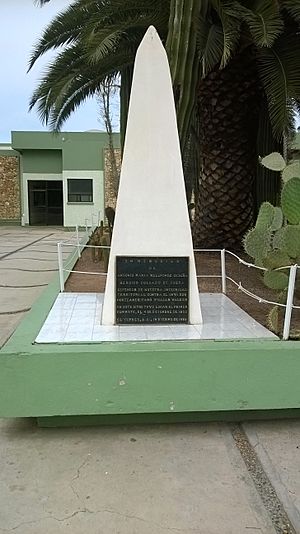 Archivo:Obelisco con placa de Antonio Melendrez