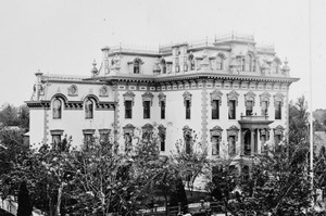 Archivo:Photocopy of 1872 photograph by Eadweard Muybridge in Stanford University Archives, PC 6. VIEW FROM THE NORTHEAST - Leland Stanford House, 800 N Street, Sacramento, Sacramento HABS CAL,34-SAC,9-3 (cropped)