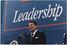 Archivo:Photograph of President Reagan giving Campaign speech in Texas - NARA - 198551