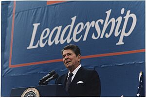 Archivo:Photograph of President Reagan giving Campaign speech in Texas - NARA - 198551