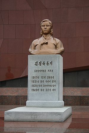 Archivo:Pyongyang Revolutionary Martyrs Cemetery - statue 7