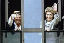 Archivo:Reagans wave from hospital