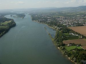 Archivo:Rhein Mainzer Becken stromab von Mainz bei Eltville und Erbach vor Bingen Foto 2008 Wolfgang Pehlemann Wiesbaden IMG 0263