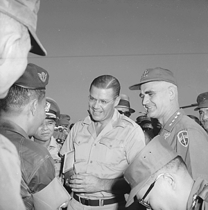 Archivo:Robert S. McNamara and General Westmoreland in Vietnam 1965