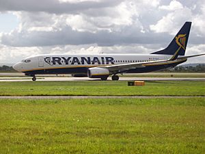 Archivo:Ryanair Boeing 737-800 At Manchester International Airport