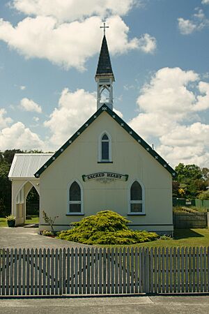 Archivo:Sacred Heart Catholic Church, Rongotea (c.1895)
