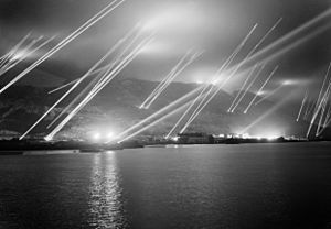 Archivo:Searchlights on the Rock of Gibraltar, 1942