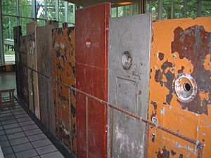 Archivo:SovietPrisonDoorsTallinn