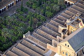 Tejado y patio de los naranjos de la Mezquita de Córdoba (España)