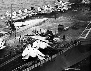 Archivo:USS Nimitz (CVN-68) flight deck after 1981 EA-6B crash