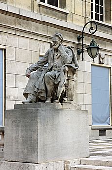 Archivo:Victor hugo statue by laurent marqueste sorbonne