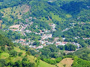 Archivo:Vista de Cabañas, Copán