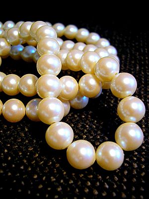 Archivo:White pearl necklace