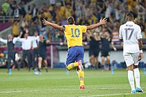 Archivo:Zlatan Ibrahimović goal celebration Euro 2012 vs France