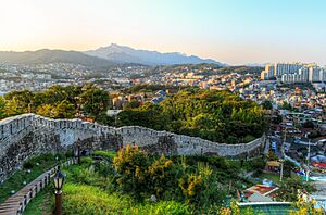 Archivo:한양도성낙산구간