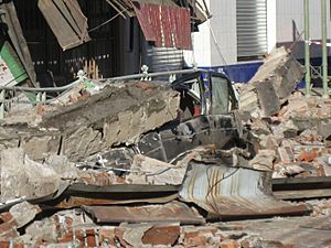 Archivo:2010 Chile earthquake - Car destroyed in Temuco