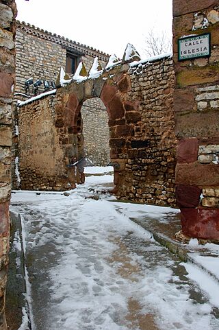 Arco de entrada a la iglesia de pozondón (teruel).jpg