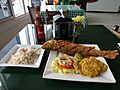 Arroz con coco, pescado frito y patacones