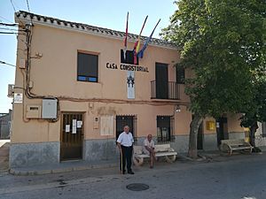 Archivo:Ayuntamiento de Casas de Guijarro 01