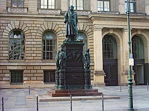 Archivo:Berlin Statue Abgeordnetenhaus