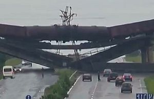 Archivo:Blown up railway bridge in Donbass