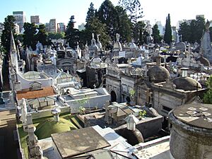 Archivo:Buenos Aires iglesia del Pilar Vista cementerio Recoleta lou