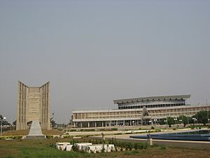 Archivo:Buildings in Lomé (6717151255)