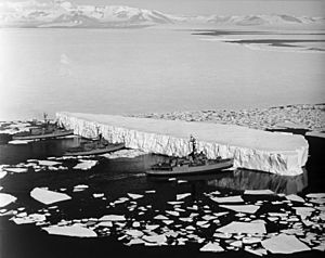 Archivo:Burton Island, Atka, and Glacier push iceberg in McMurdo Sound (827218l)