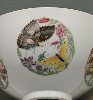 Archivo:Chinese - Bowl with Flowers and Butterflies - Walters 491108 - Detail