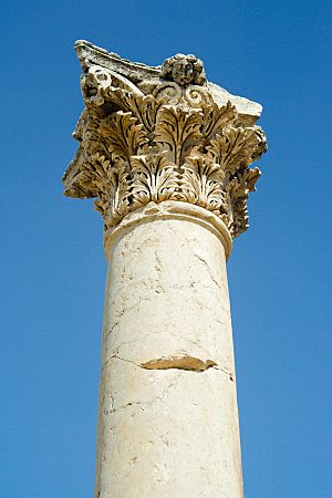 Archivo:Corinthian Column Head Jerash