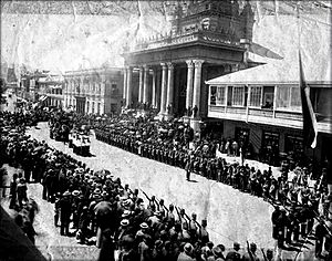 Archivo:Cortejo funebre de Arturo Prat en calle Victoria de Valparaíso en 1888.-001