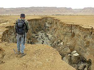 Archivo:Dead Sea Coastal Erosion March 2012