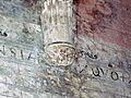 Detalle de uno de los capiteles pintados