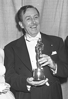 Archivo:Disney Oscar 1953 (cropped)