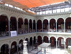Archivo:Edificio de la ETSIM de Madrid (1893). Patio interior