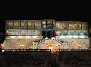 Archivo:Fachada sur en la noche, Casa Lis, Salamanca
