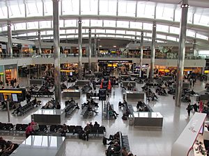 Archivo:Heathrow T2 central overview